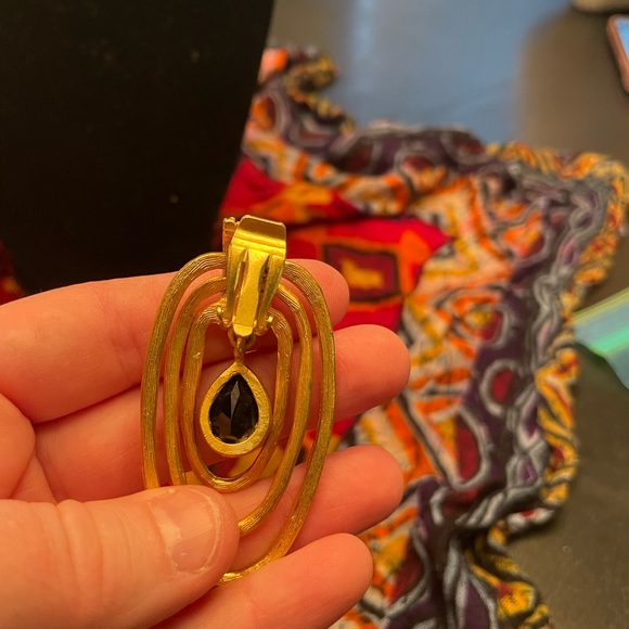 Vintage black and gold tone clip earrings - Picture 3 of 3